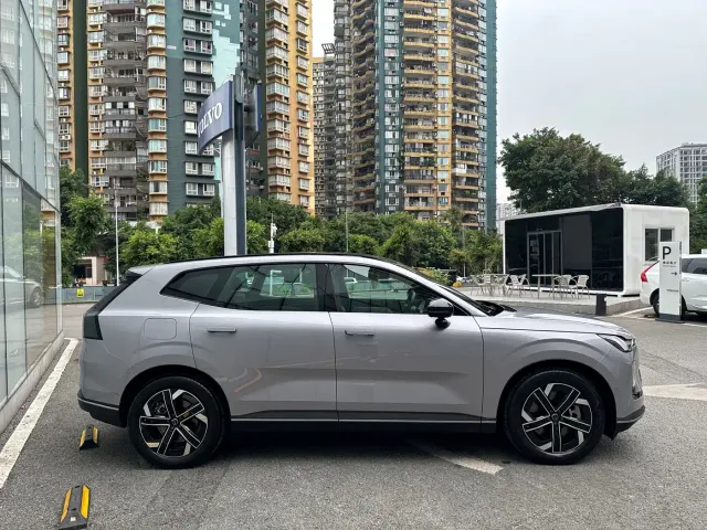 Volvo XC70 Plug-in Hybrid — Фото автомобиля 4