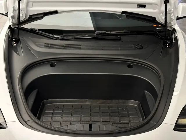 Tesla Model 3 — Фото автомобиля 12