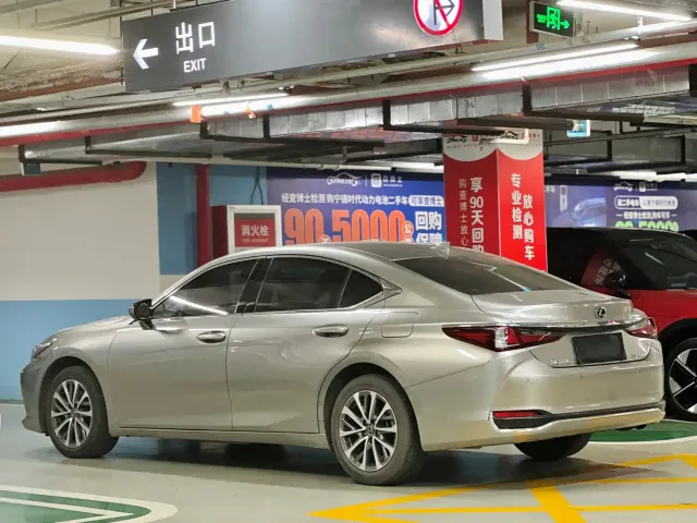 Lexus ES — Фото автомобиля 18
