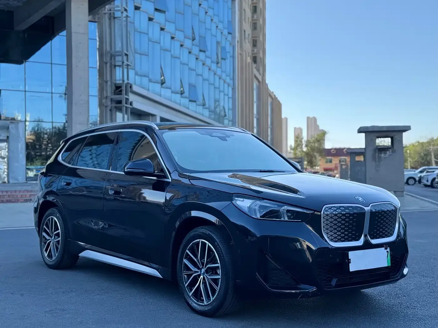 BMW BMW iX1 2023 eDrive25L M Sport Package — Фото автомобиля 3
