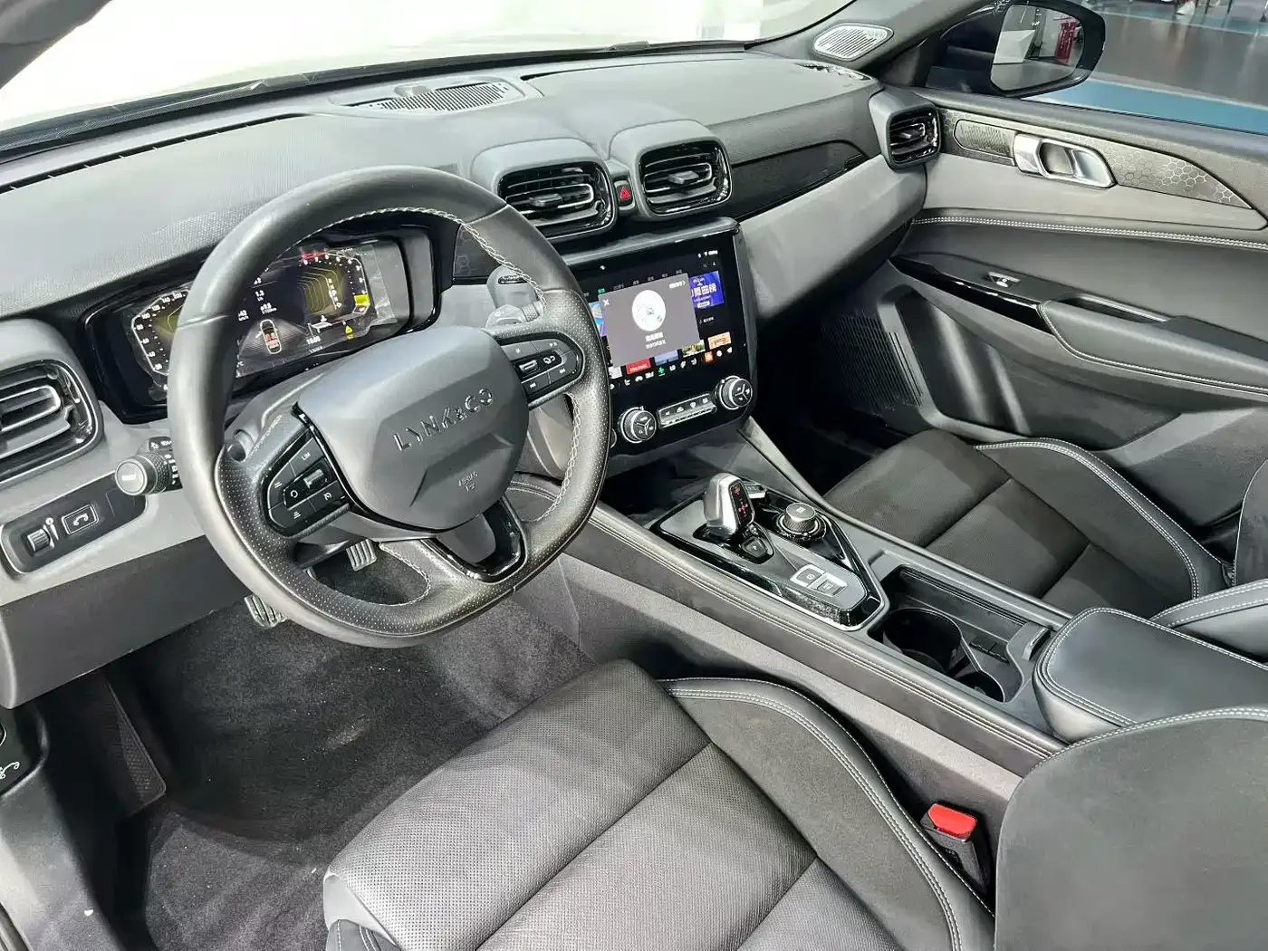 Lynk & Co Lynk & Co 03 2022 2.0TD DCT Power Pro — Фото автомобиля 4