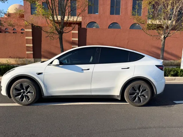 Tesla Model Y — Фото автомобиля 5