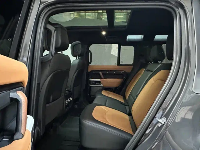 Land Rover Defender — Фото автомобиля 10