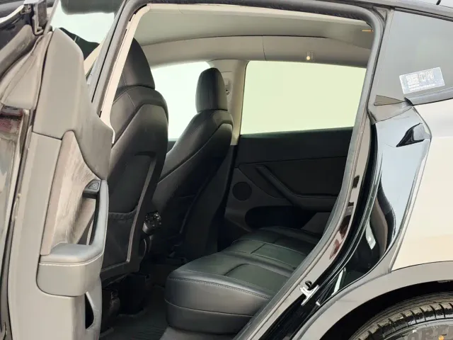 Tesla Model Y — Фото автомобиля 8