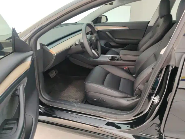 Tesla Model 3 — Фото автомобиля 9