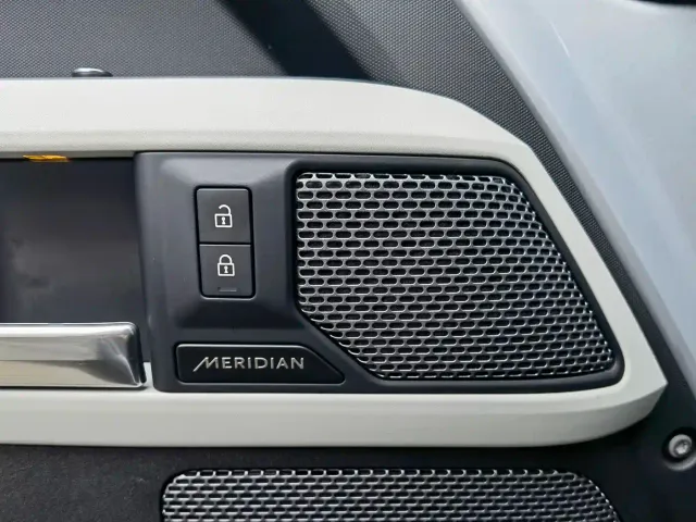 Land Rover Defender — Фото автомобиля 14