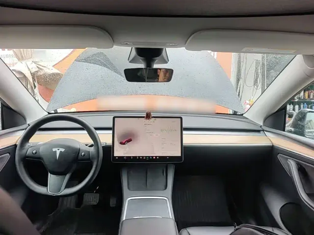 Tesla Model Y — Фото автомобиля 9