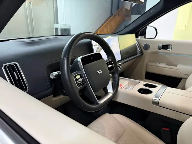 Li Auto L9 — Фото автомобиля 10