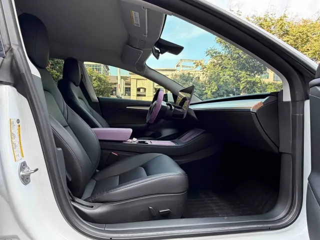 Tesla Model 3 — Фото автомобиля 10