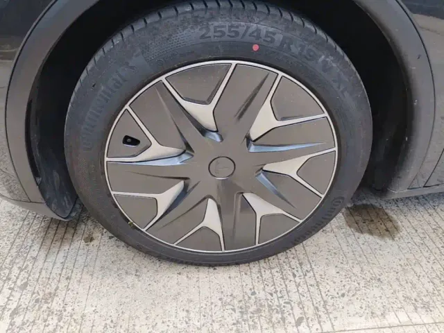 Tesla Model Y L — Фото автомобиля 22