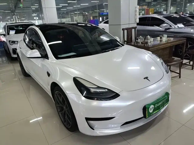 Tesla Model 3 — Фото автомобиля 3