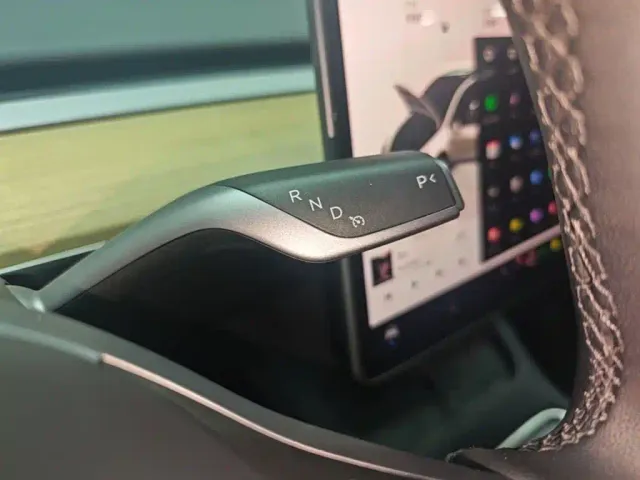 Tesla Model Y — Фото автомобиля 13