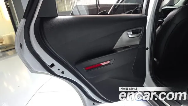 Kia Niro — Фото автомобиля 25