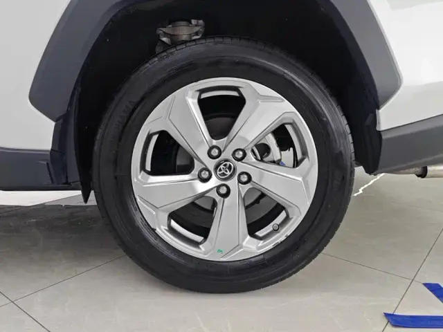 Toyota RAV4 — Фото автомобиля 6