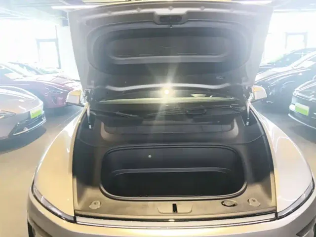 Tesla Model Y L — Фото автомобиля 19