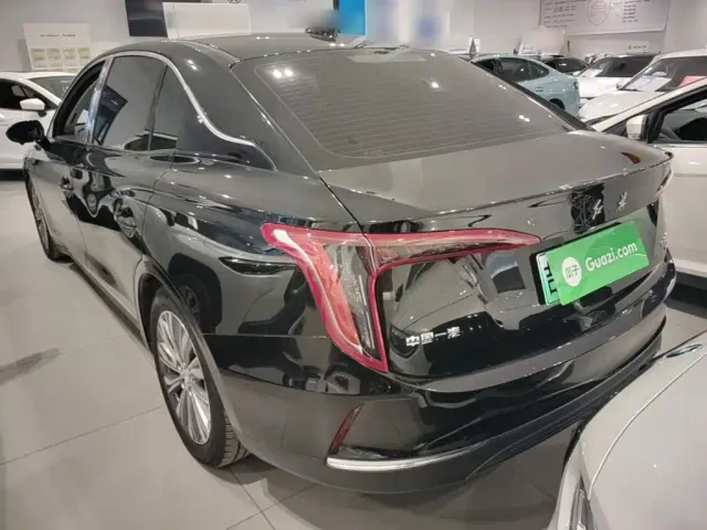 Hongqi E-QM5 — Фото автомобиля 4