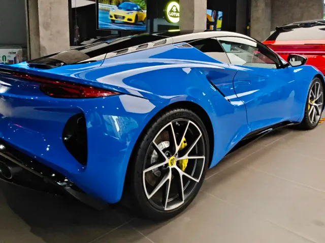 Lotus Emira — Фото автомобиля 5