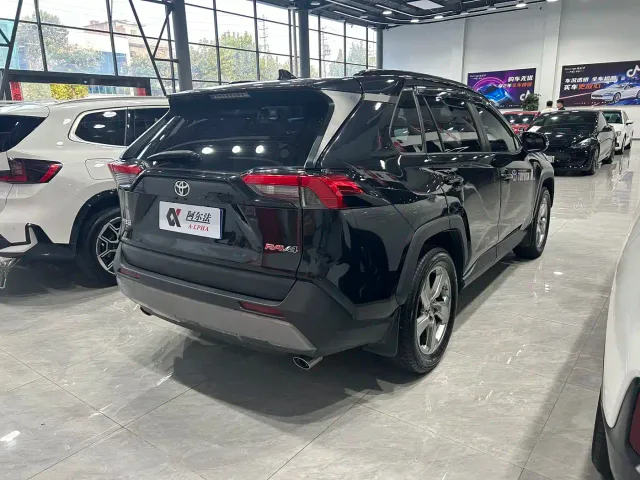 Toyota RAV4 — Фото автомобиля 4