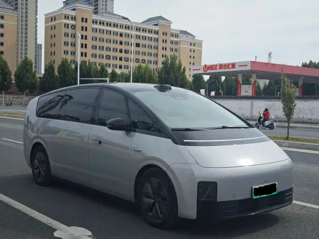 Li Auto MEGA — Фото автомобиля 3