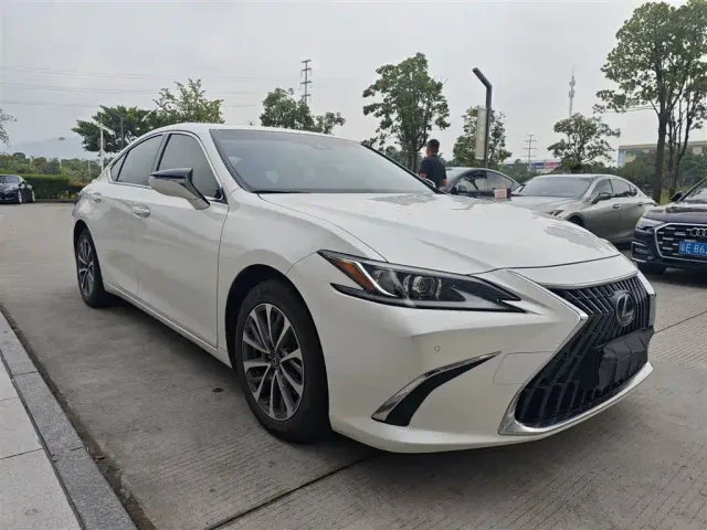 Lexus ES — Фото автомобиля 2