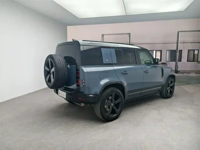Land Rover Defender — Фото автомобиля 12