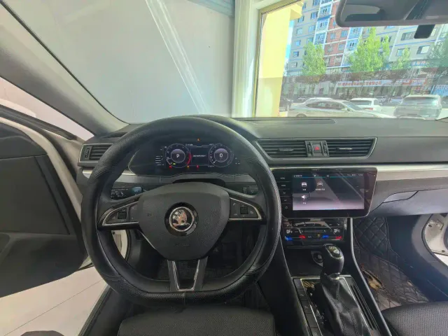 Skoda Superb — Фото автомобиля 14