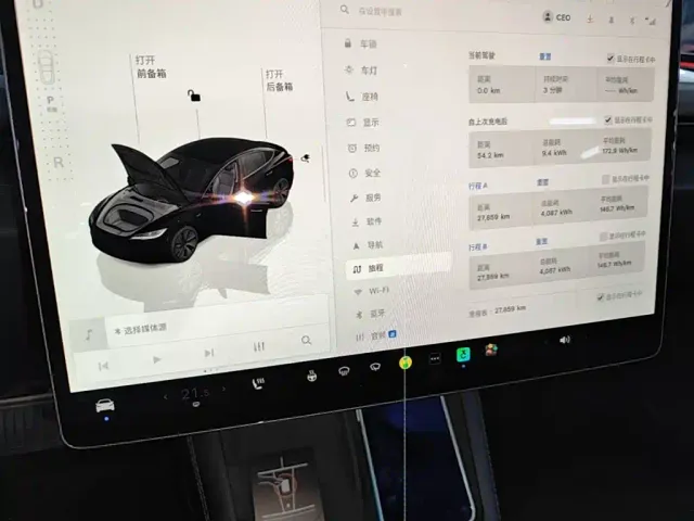 Tesla Model 3 — Фото автомобиля 12