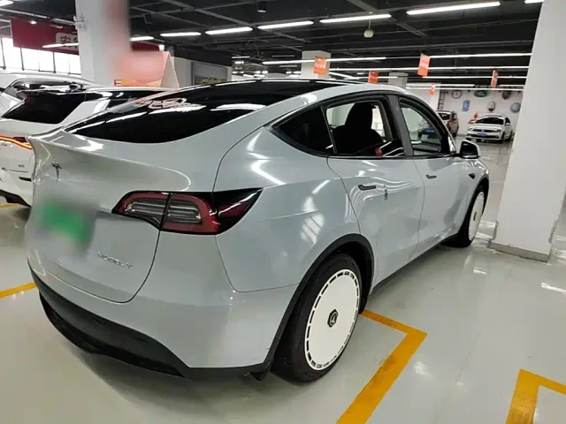 Tesla Model Y — Фото автомобиля 6