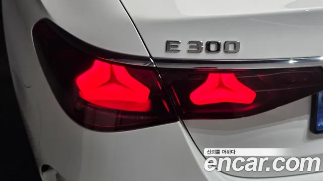 Mercedes-Benz E-Class — Фото автомобиля 23