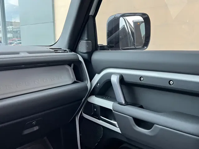 Land Rover Defender — Фото автомобиля 23