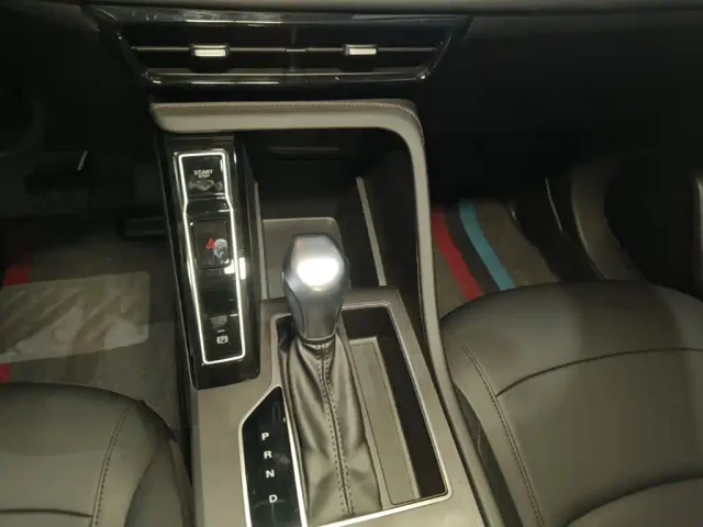 Roewe i5 — Фото автомобиля 13