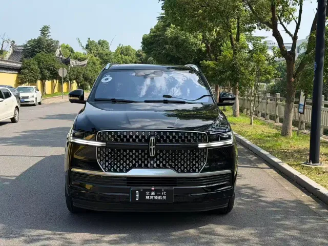 Lincoln Navigator — Фото автомобиля 2