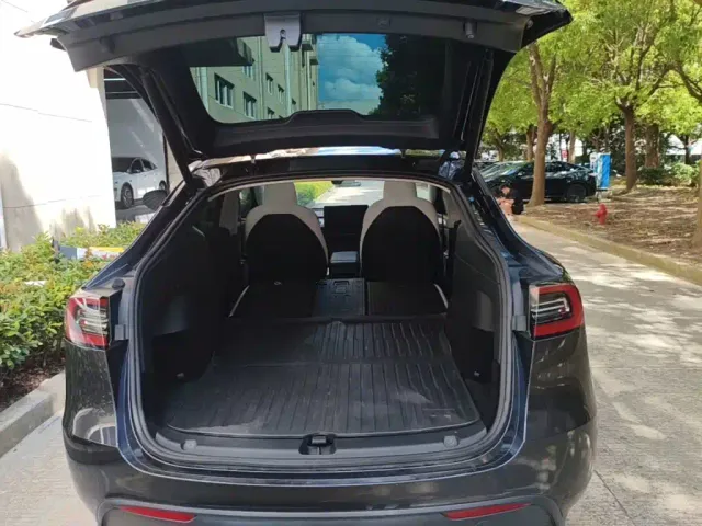 Tesla Model Y — Фото автомобиля 18