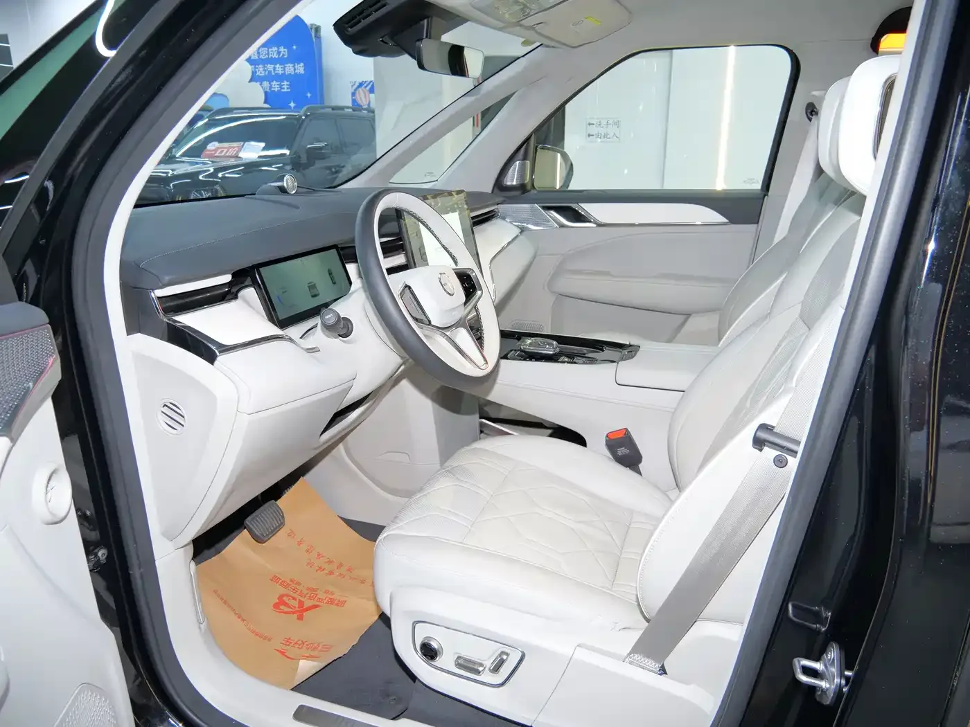 Volvo Volvo EM90 2025 Ultra Six-Seater — Фото автомобиля 4