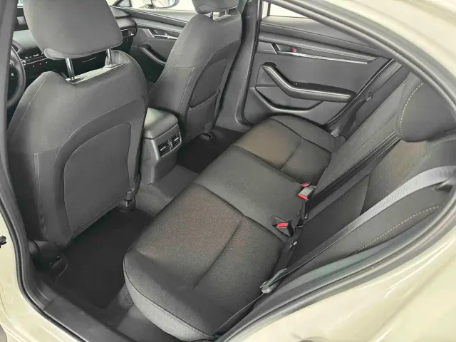 Mazda Axela — Фото автомобиля 11