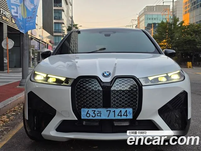 BMW iX — Фото автомобиля 2