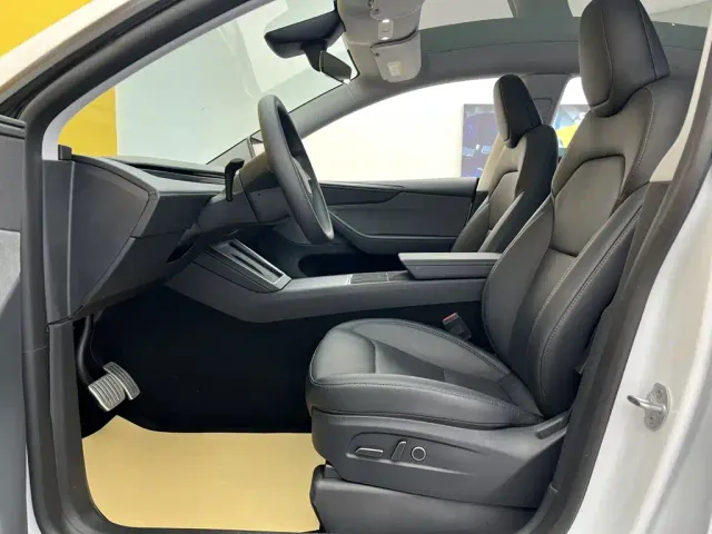 Tesla Model Y — Фото автомобиля 17