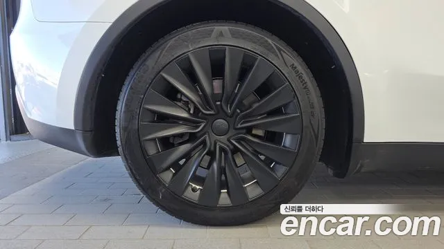 Tesla Model Y — Фото автомобиля 5