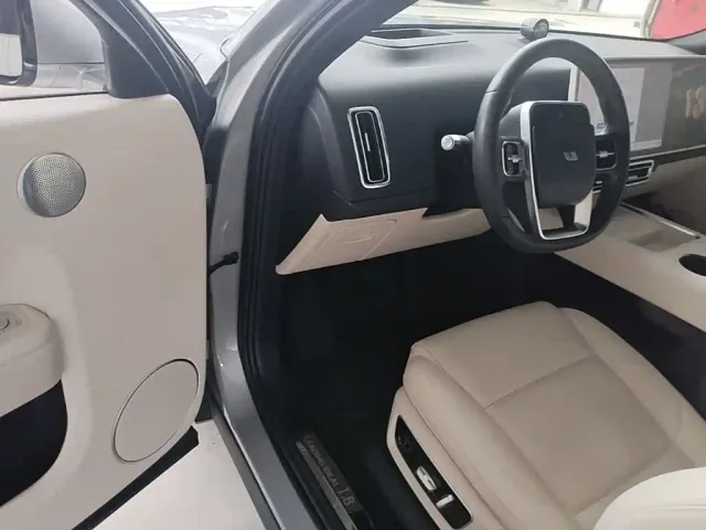 Li Auto L8 — Фото автомобиля 15