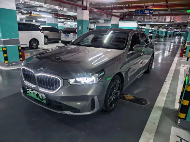 Фотография автомобиля — BMW i5