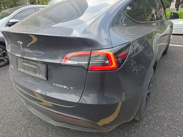 Tesla Model Y — Фото автомобиля 7