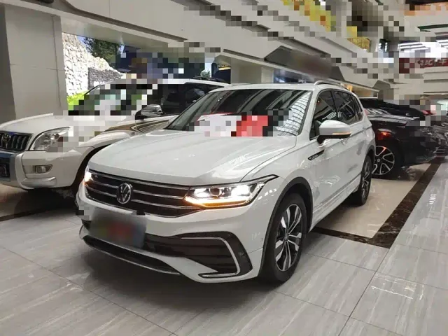 Фотография автомобиля — Volkswagen Tiguan L