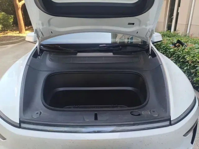 Tesla Model Y L — Фото автомобиля 19