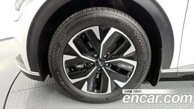 Kia EV6 Standard 4WD — Фото автомобиля 5