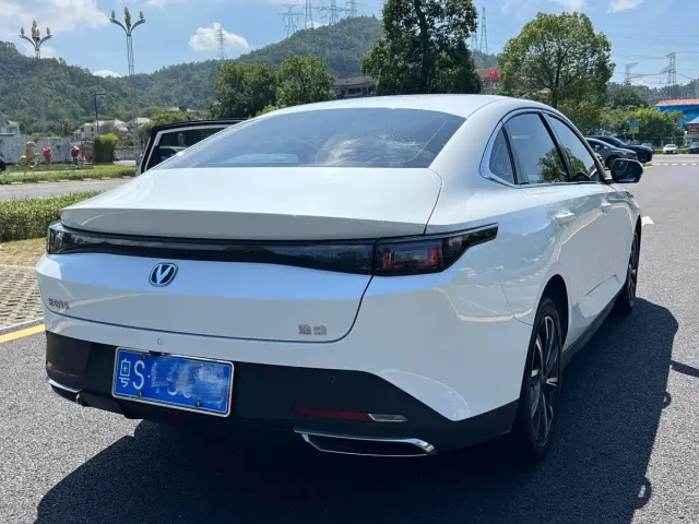 Changan Eado — Фото автомобиля 5