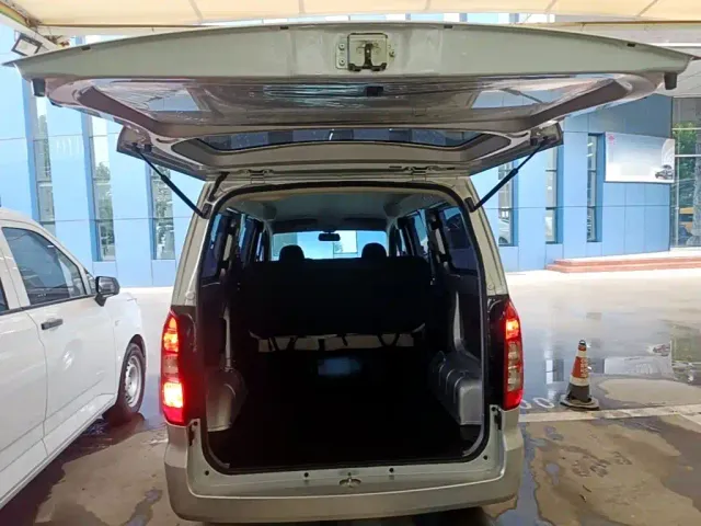 Wuling Hongguang V — Фото автомобиля 14