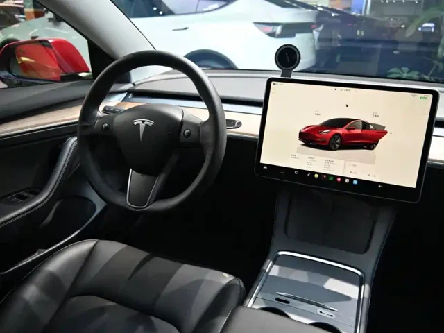 Tesla Model 3 — Фото автомобиля 10
