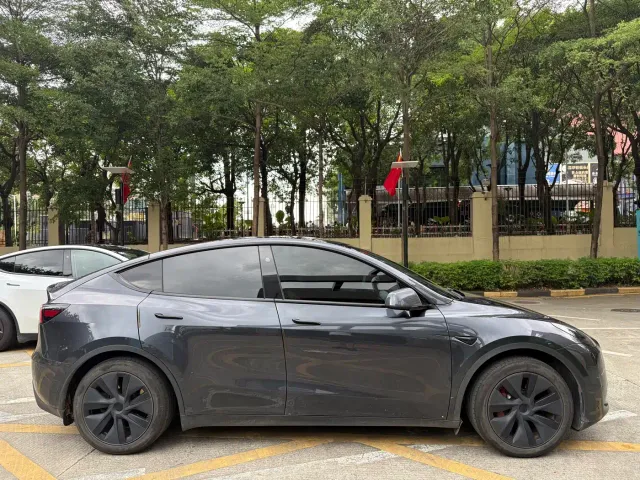Tesla Model Y — Фото автомобиля 4