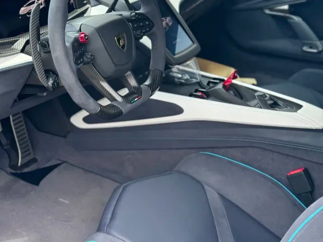 Lamborghini Revuelto — Фото автомобиля 10