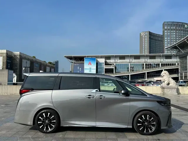Toyota Alphard — Фото автомобиля 4